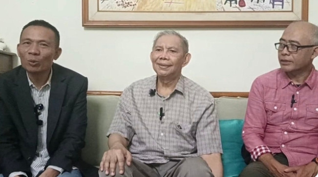 Eks Rektor UGM Sofian Effendi (tengah) saat wawancara di kanal Youtube Langkah Update. [Youtube]